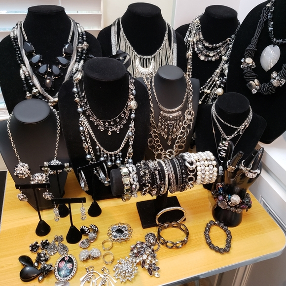 Huge VIntage To Now Estate Lot 4 Lbs Necklaces Bracelets Rings Brooches & Signed - Picture 1 of 7